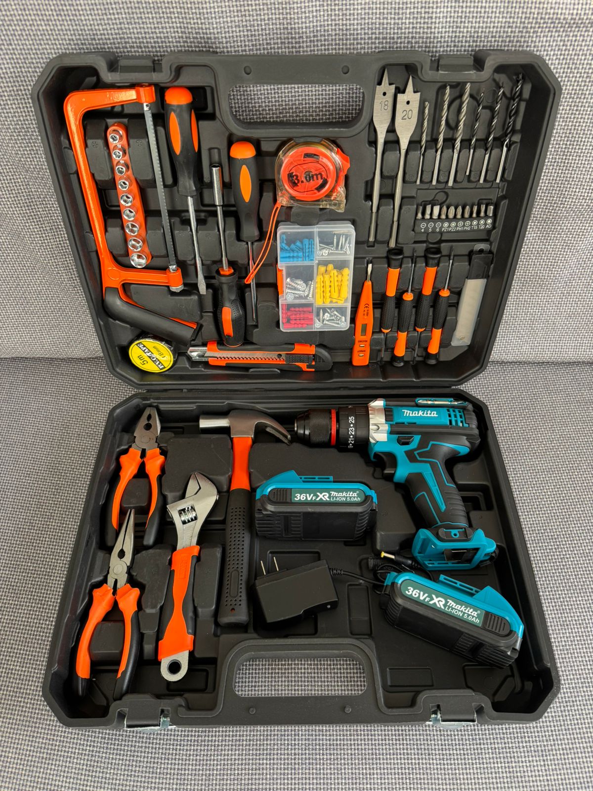 taladro makita con herramienta